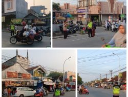 Aiptu Kustijono dari Polsek Ngraho Rutin Atur Lalu Lintas di Pertigaan Pasar Blimbinggede.