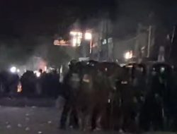 Aksi unjuk rasa menolak kenaikan tarif pajak bumi dan bangunan Bone, berakhir ricuh