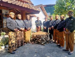 Tradisi Hajad Dalem Adangan Sepisanan Keraton Surakarta Hadiningrat, pengambilan rencek kayu khusus dari hutan Randublatung