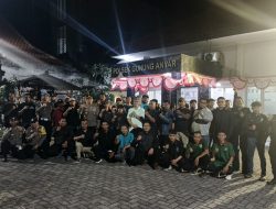 Jaga Kondusifitas, Kolaborasi TNI Polri dan Pam Swakarsa Amankan Mako Polsek Gunung Anyar