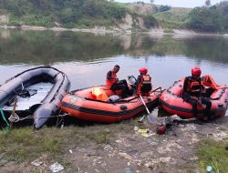 REMAJA TENGGELAM DI ALIRAN SUNGAI BENGAWAN SOLO, TIM GABUNGAN MELAKUKAN PENCARIAN.