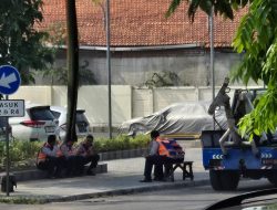 Masyarakat dan AMI Kecam Petugas Dishub Surabaya yang Main HP Saat Jalanan Krodit