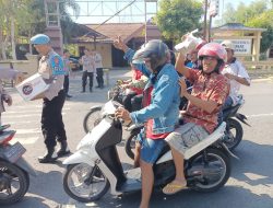 Polsek Jatikalen Bagikan Nasi Bungkus Jumat Berkah untuk Warga dan Pengguna Jalan