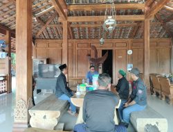 MOMEN HALAL BI HALAL: Humas KWI Bojonegoro Silaturahmi ke Kediaman KRT Sudawam, Pererat Sinergi Wartawan dan Desa